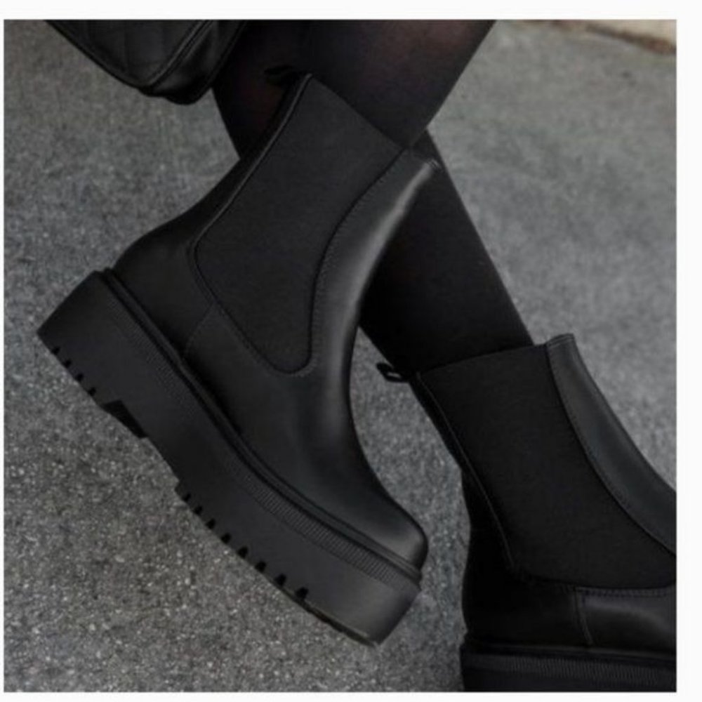 !! Like NEW !! Black Pull On Chelsea Lug Sole Boots. Worn once.